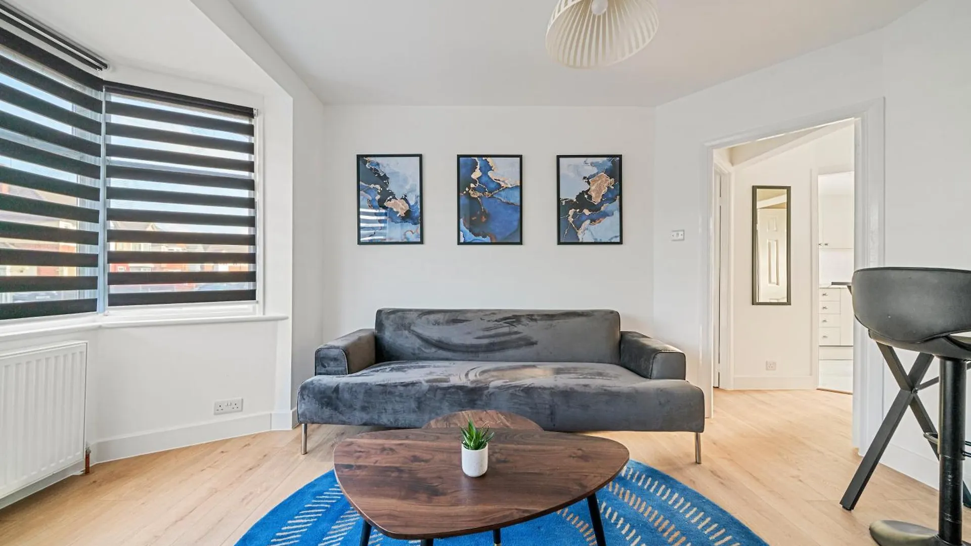2 Bed Luxury Parking And Garden - Close To Heathrow contacts