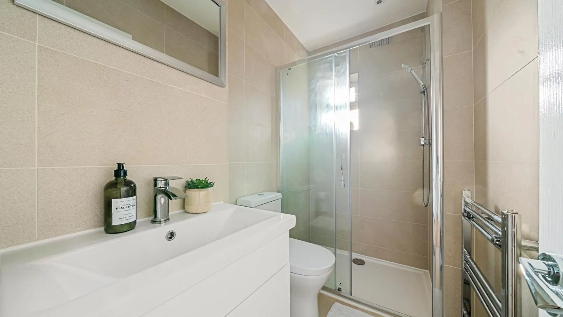 2 Bed Luxury Parking And Garden - Close To Heathrow London