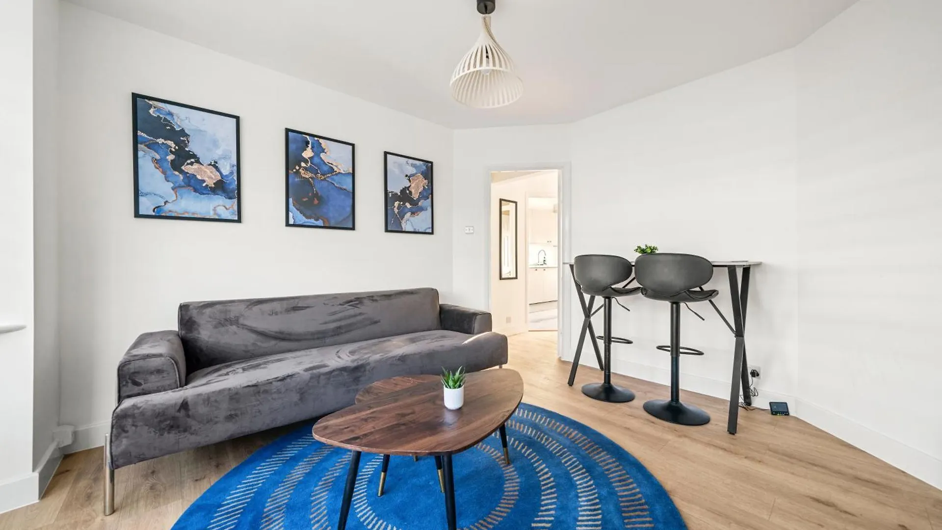2 Bed Luxury Parking And Garden - Close To Heathrow London Apartment