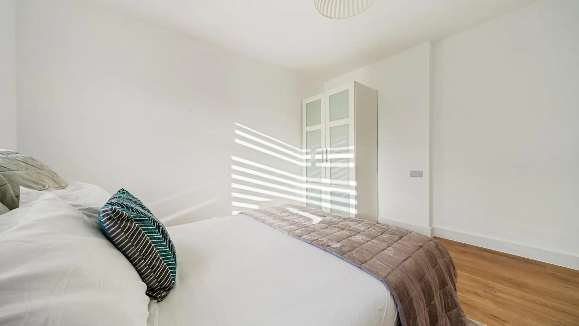 Apartment 2 Bed Luxury Parking And Garden - Close To Heathrow London