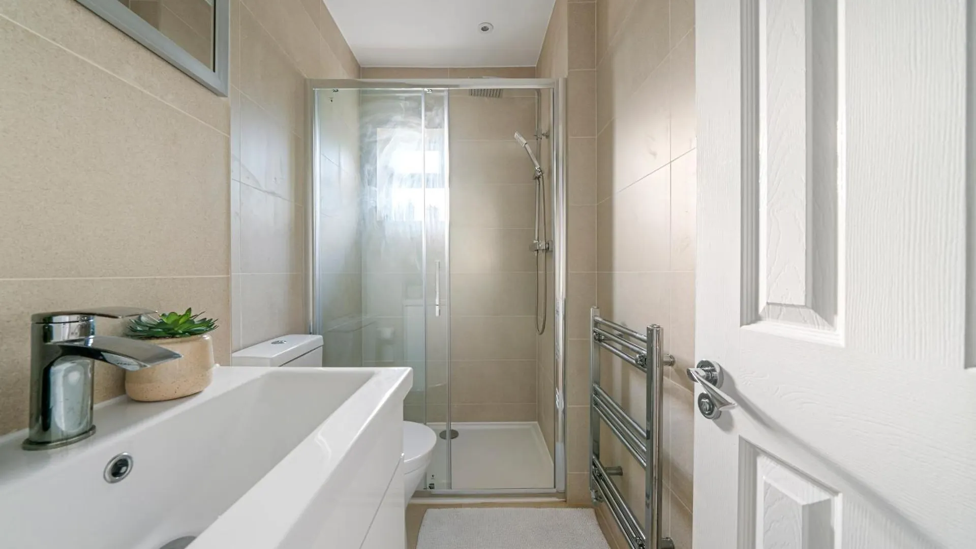2 Bed Luxury Parking And Garden - Close To Heathrow London Apartment