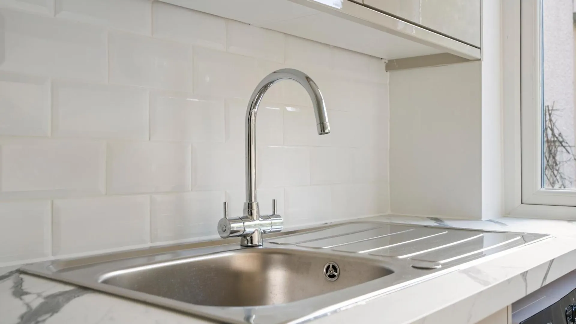 2 Bed Luxury Parking And Garden - Close To Heathrow London 0*,